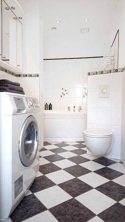 Riga City Center Quiet Apartment With Free Private Parking Екстер'єр фото
