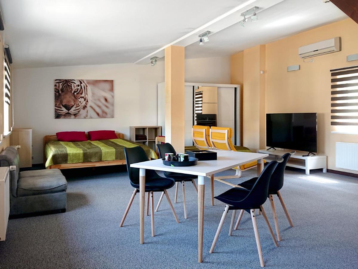 Riga City Center Quiet Apartment With Free Private Parking Екстер'єр фото